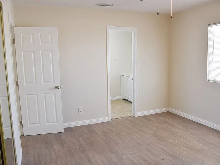 2318 E Coolidge Ave — Photo 27