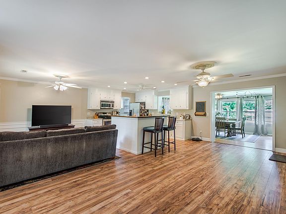 2nd image of 8386 Chatsworth Ct