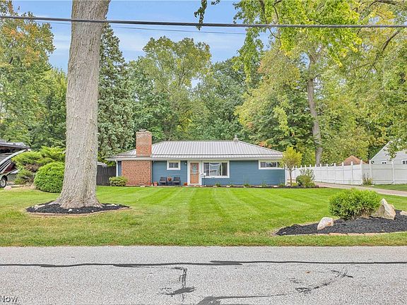 2nd image of 5821 Lake Rd