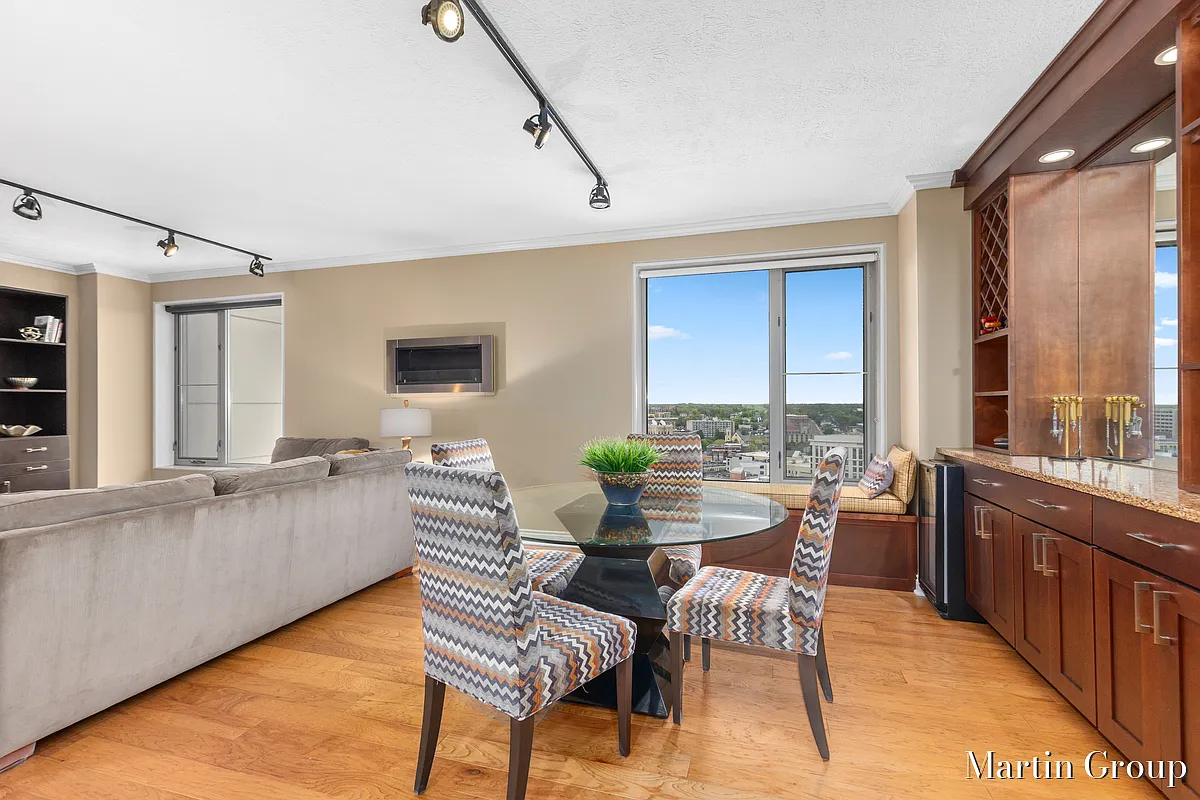 1 bed, 979 sqft, $2,200 — Photo 4