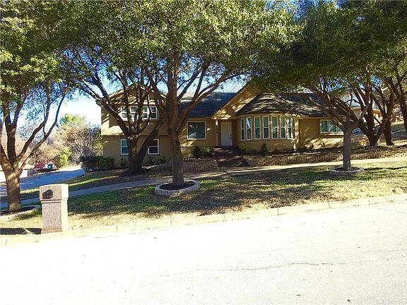5th image of 933 Doral Dr