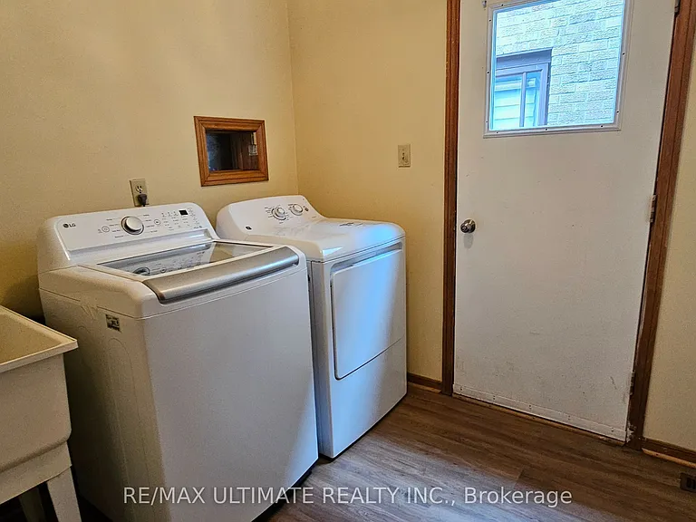 1282 Dexter Cres #MAIN FLOOR — Photo 9