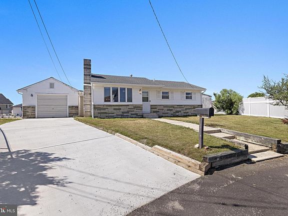 2nd image of 34 Lake Singleton Ct