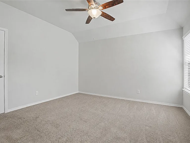 982 Crossing Dr — Photo 11