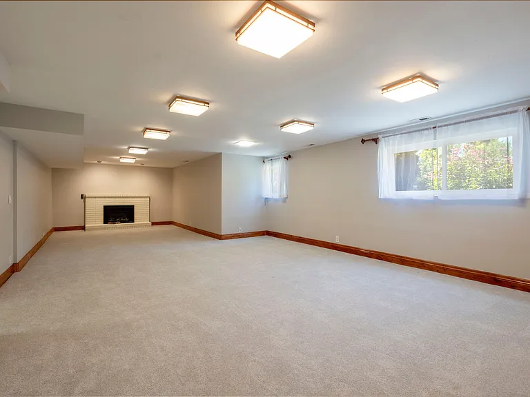 1362 S Embassy Way — Photo 17