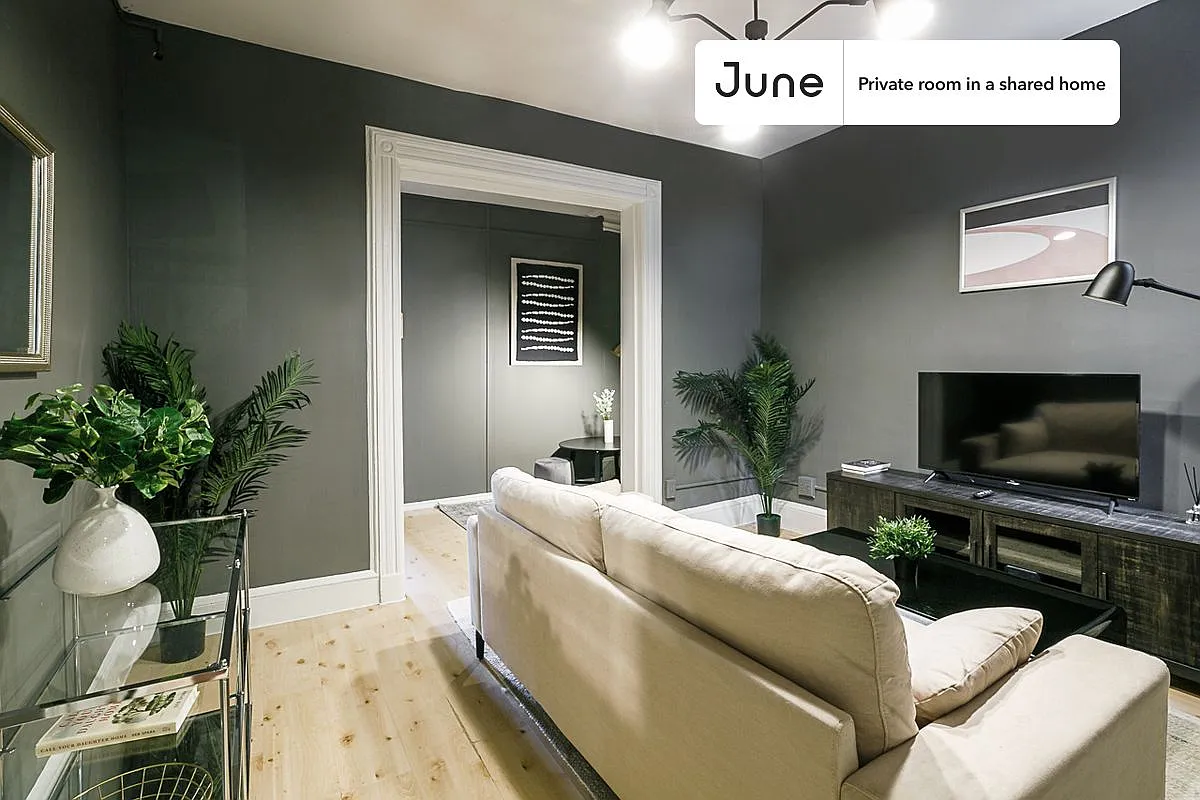 Twin bedroom in 5 bed/1 bath home in Hell's Kitchen #188 5D — Photo 4