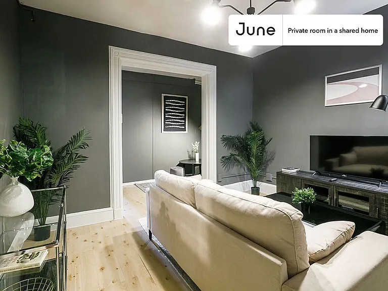 336 W 47th St #5D — Photo 4