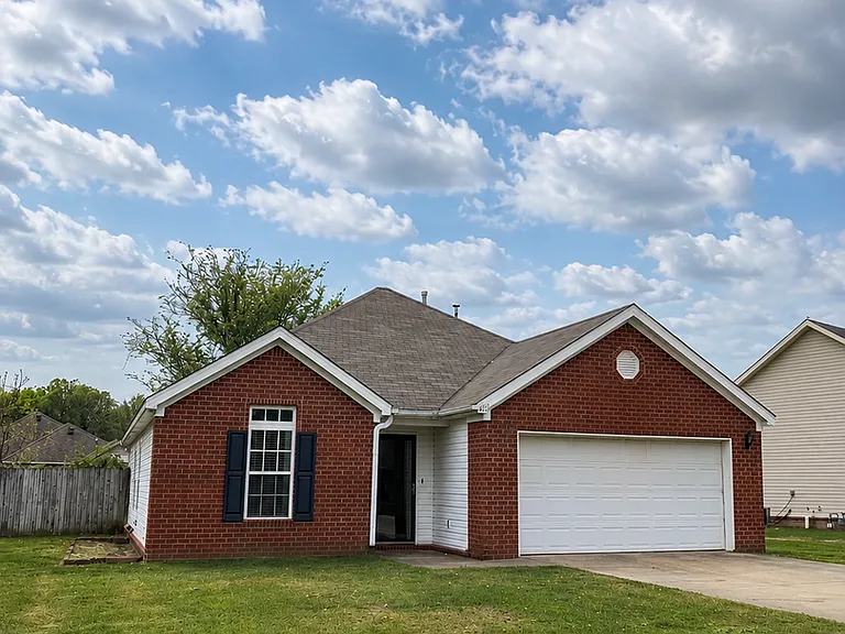 4717 Gregory Dr — Photo 1