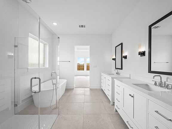 Luxurious primary bath