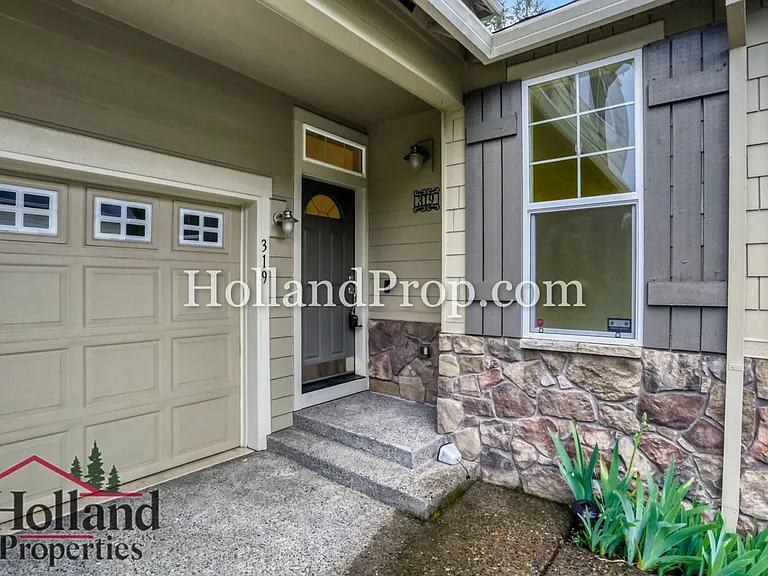 319 NW Wildwood St — Photo 3