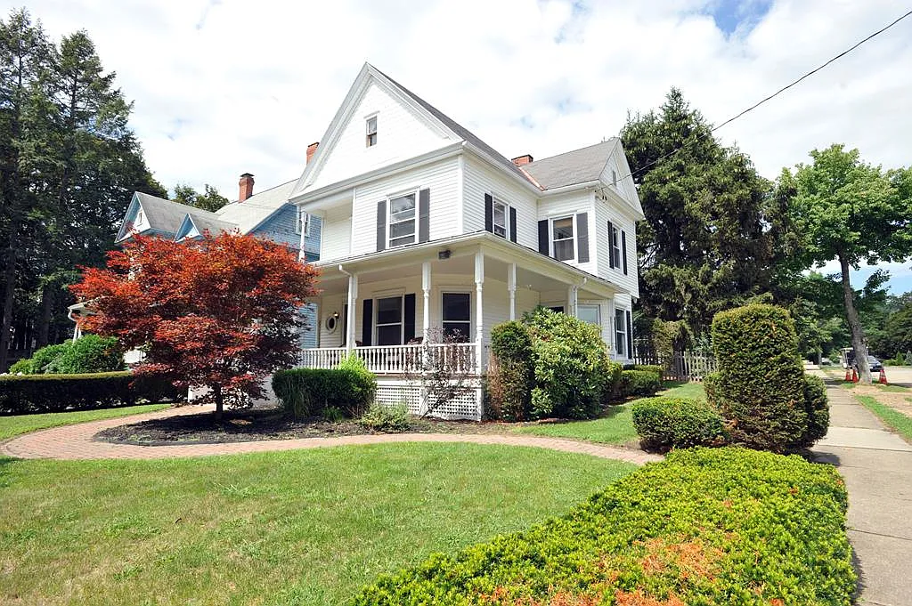 1108 W Water St photo 1