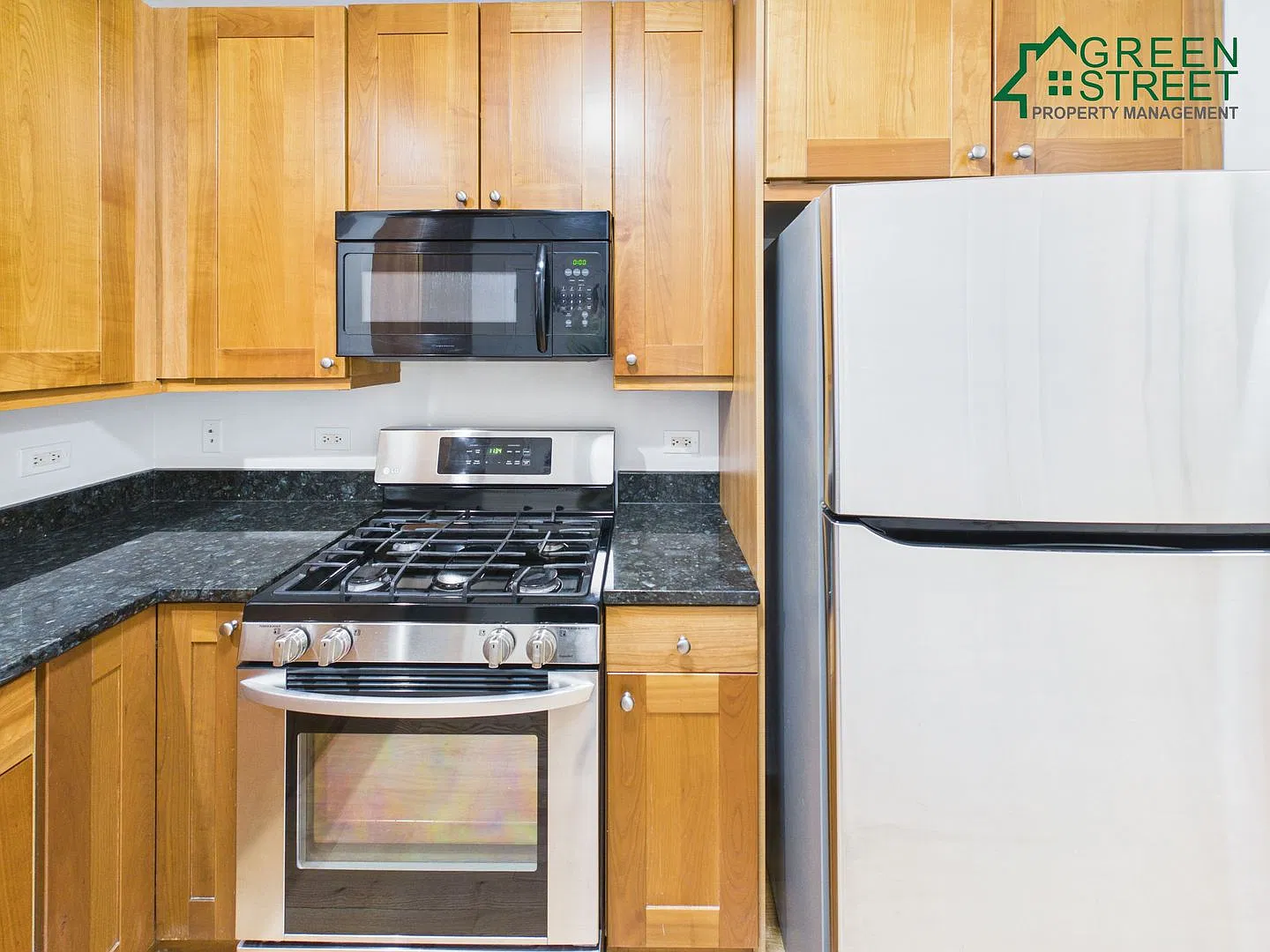 7401 N Hoyne — Photo 4
