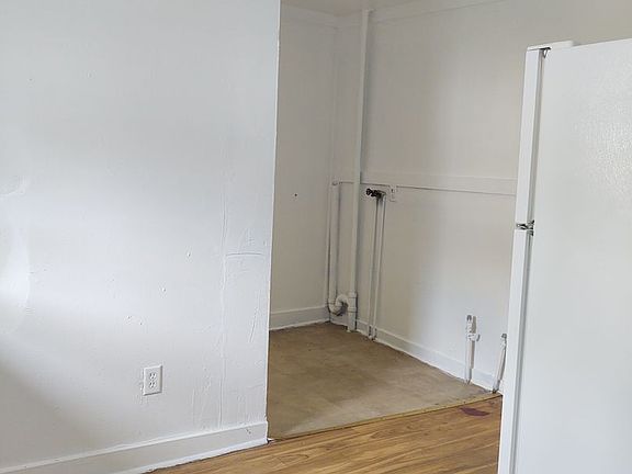 3rd image of 913 Walker St #2