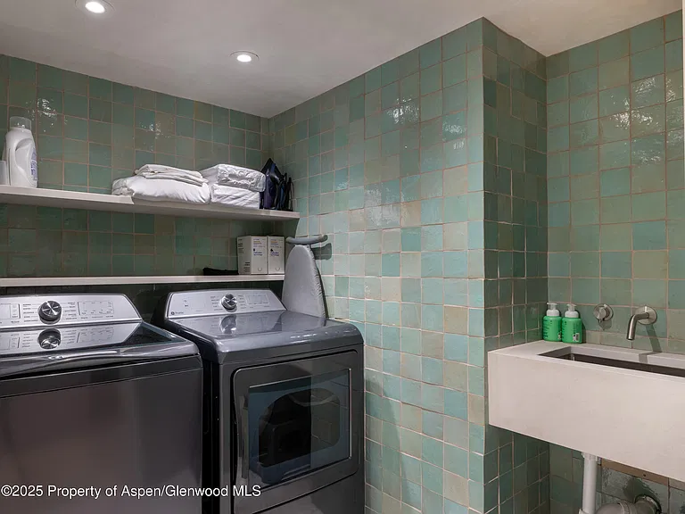 609 W Francis St — Photo 36