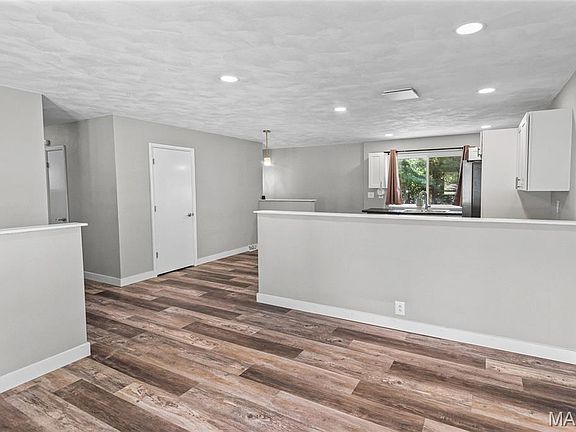 4th image of 1021 Forest Ave