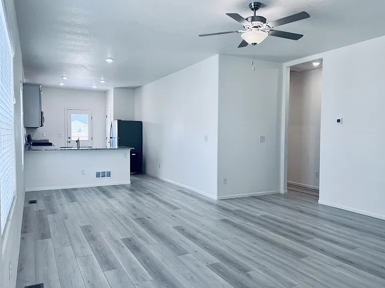 370 Maple St — Photo 5