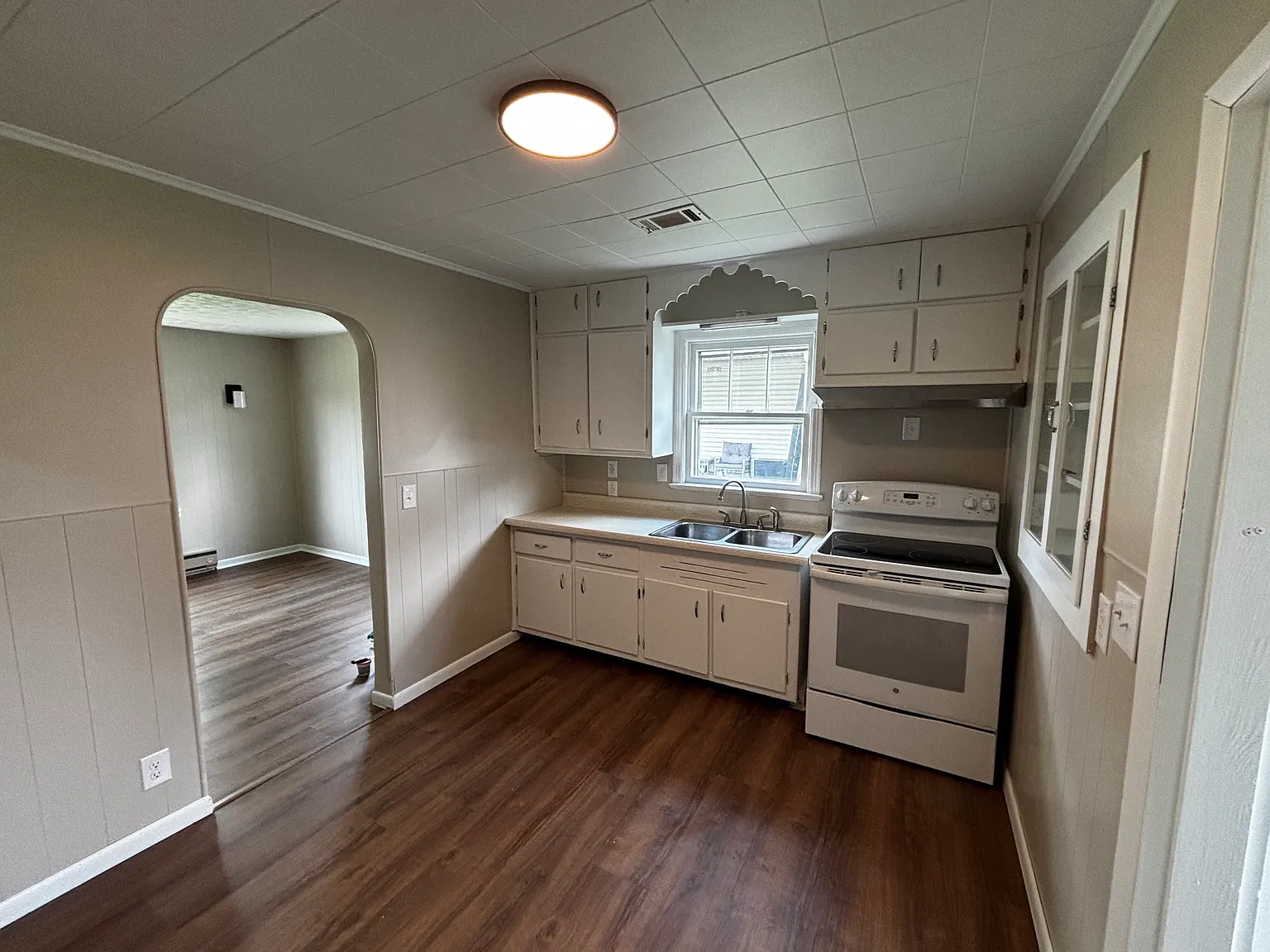 719 Armstrong St — Photo 4