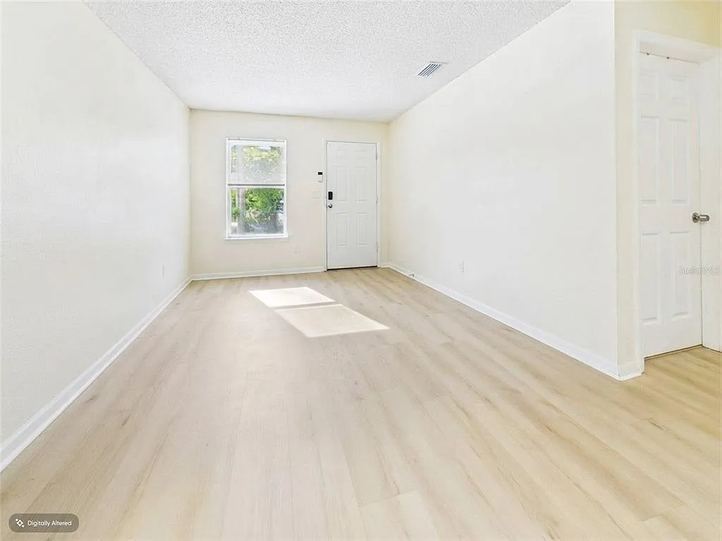 3 bed, 1.0 bath, 809 sqft, $1,650 — Photo 3