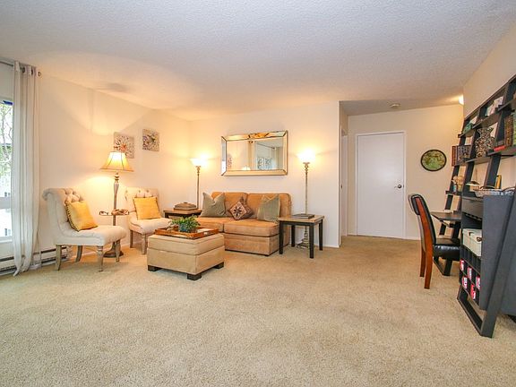 5th image of 928 Peninsula Ave APT 304