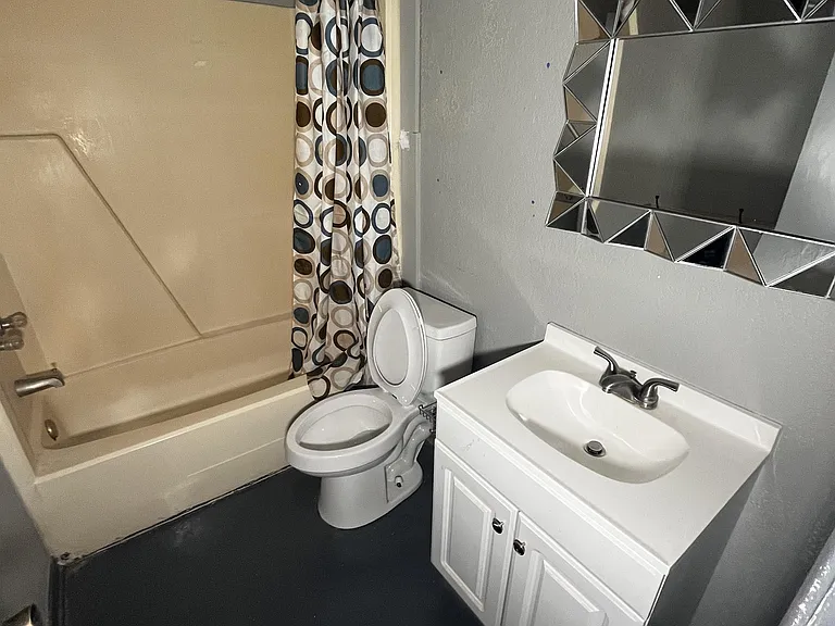 210 Craddock Ave — Photo 10