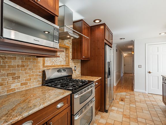 3rd image of 2306 Orchard Ln