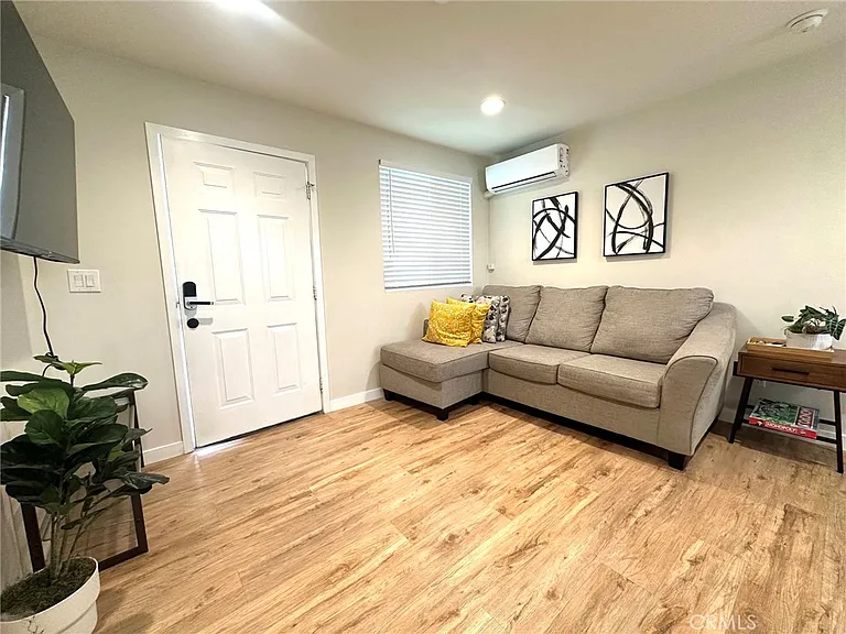 22 S Hidalgo Ave — Photo 4