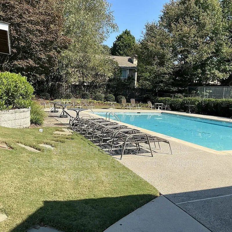 3 bed, 2.5 bath, 2088 sqft — Photo 4