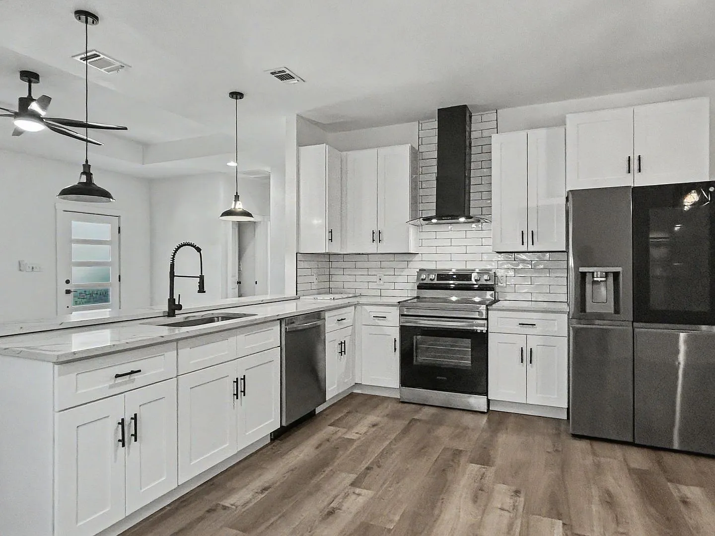 Modern 3-Bedroom Home Near Downtown — Photo 4