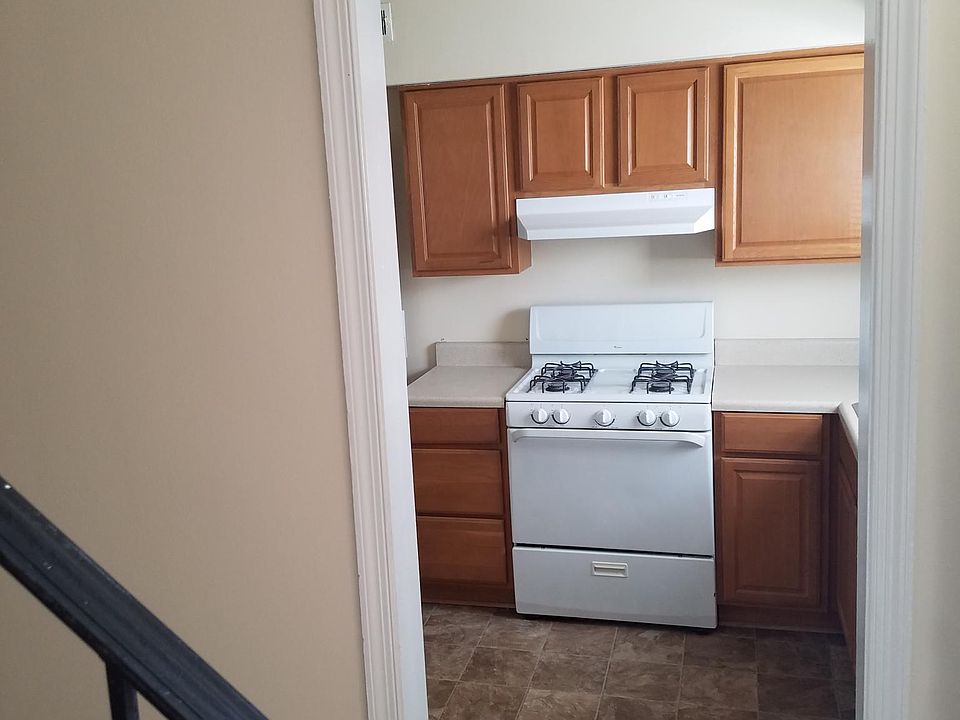 2nd image of 7 Tree Dr