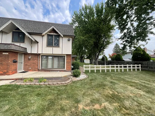 32450 Barclay Sq, Warren, MI 48093