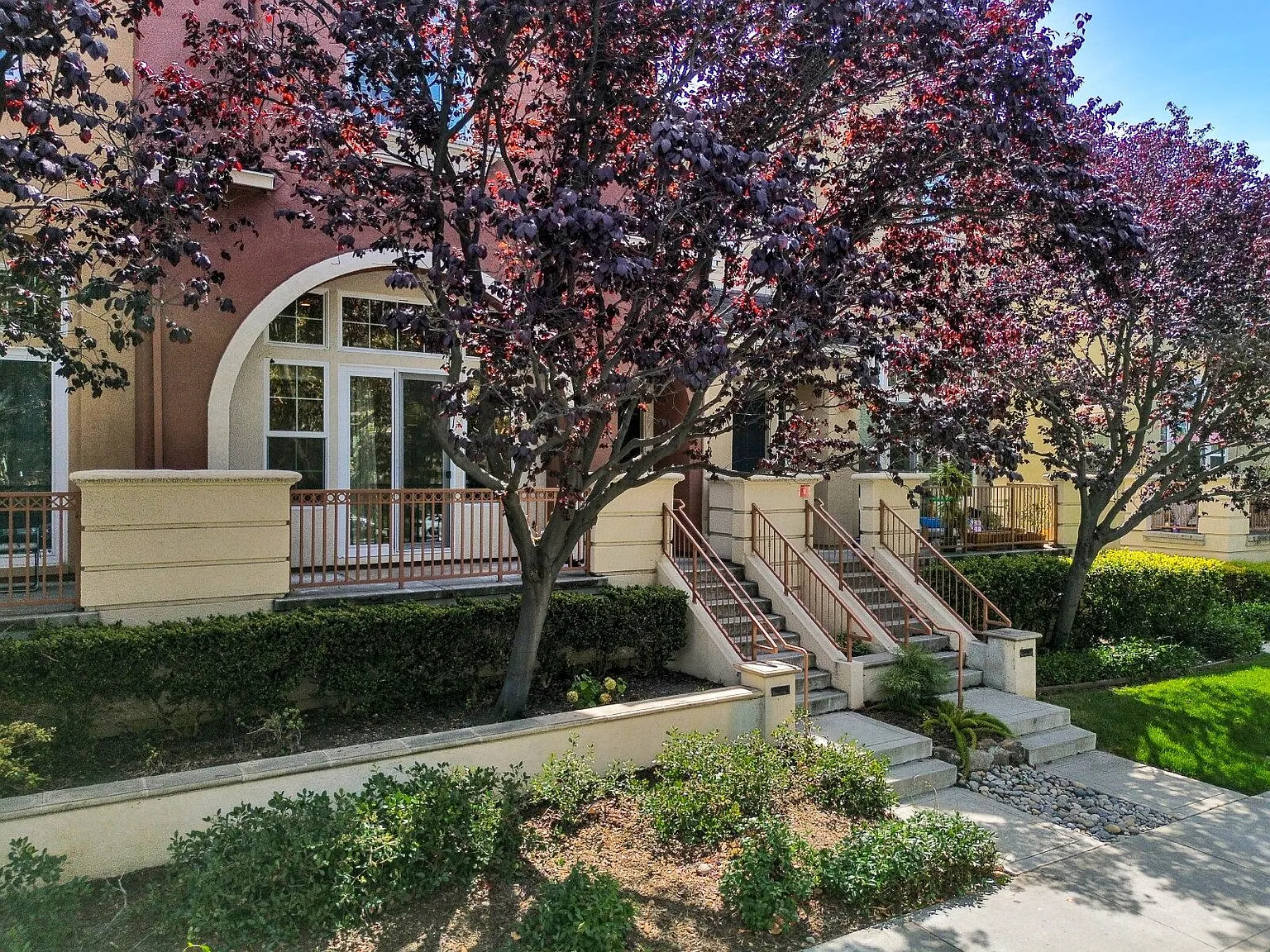 3 bed, 2.5 bath, 1716 sqft, $5,200 — Photo 2