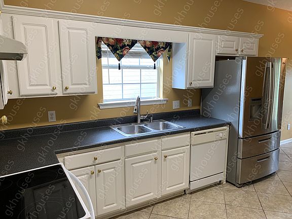 3rd image of 996 McAllister Dr