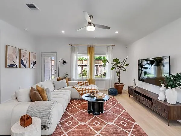 1518 Merulana Ln — Photo 3