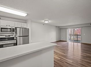 1320 Lake Dr W #402, Chanhassen, MN 55317