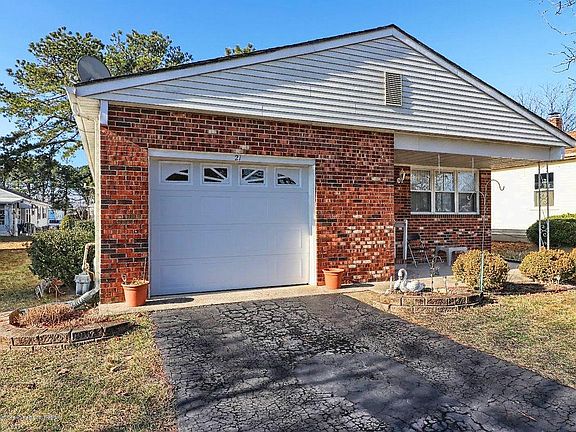2nd image of 21 Chateux Ln