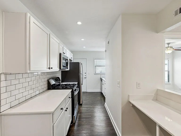 Devonshire Apartments — Photo 16