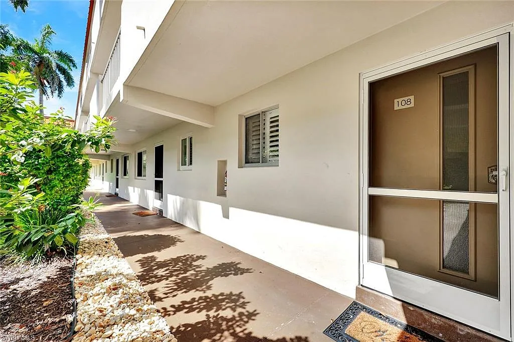 2 bed, 2.0 bath, 940 sqft, $10,000 — Photo 2