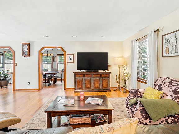 5th image of 237 Dianne Dr