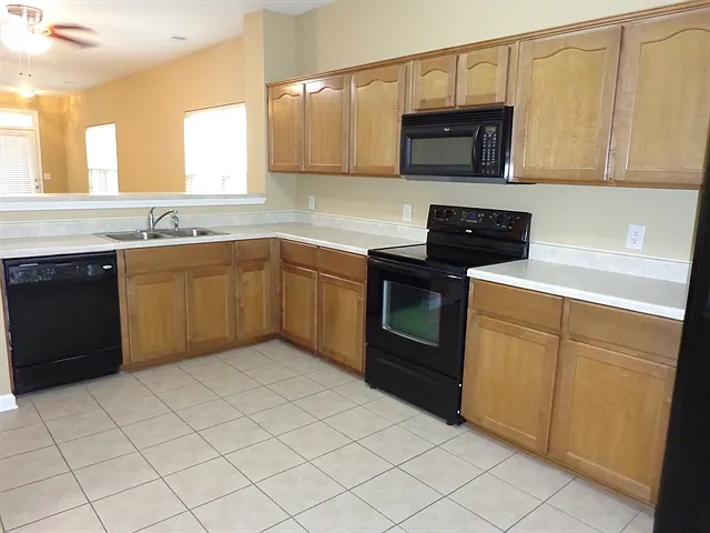 3 bed, 2.0 bath, 1420 sqft, $2,055 — Photo 2
