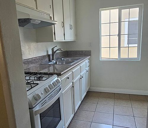 3rd image of 10844 Oxnard St APT 12