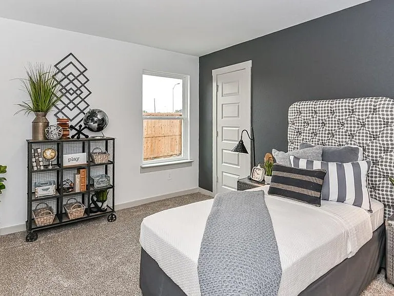 7918 Murciana Dr — Photo 3
