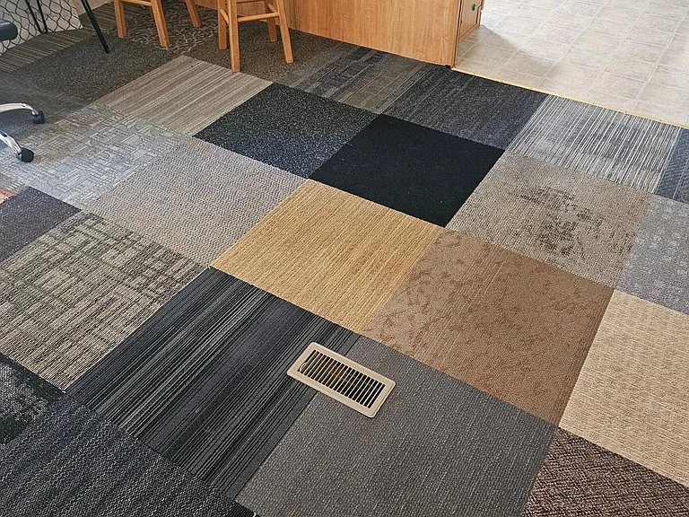 Living room newer carpet in all rooms