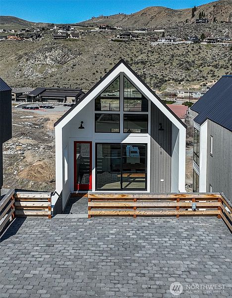 2nd image of 1418 Cottage Lane
