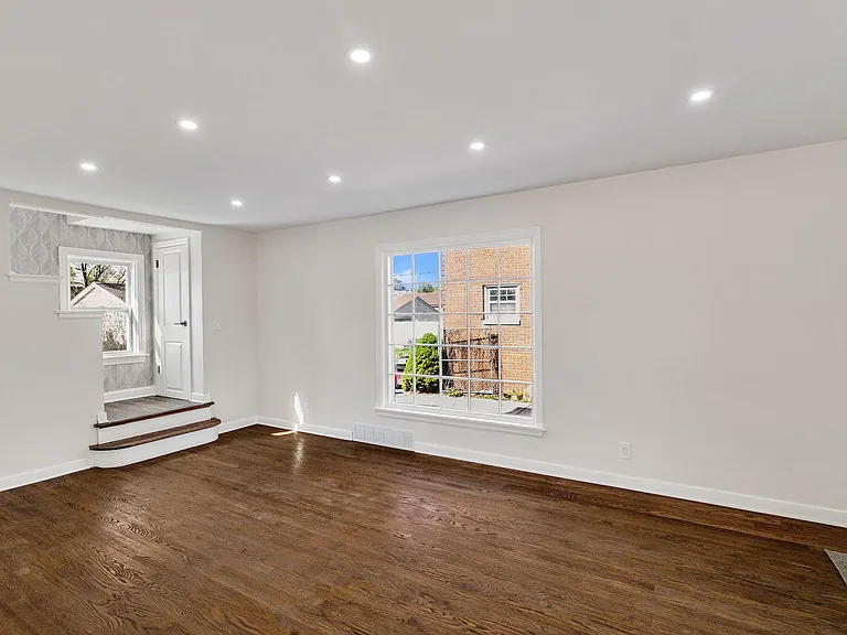 248 Adelaide Pl — Photo 6