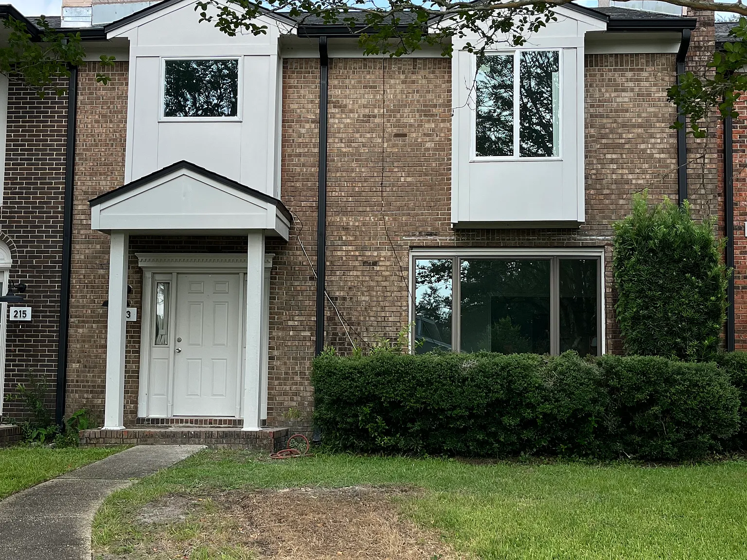 3 bed, 2.5 bath, 2000 sqft, $2,200 — Photo 1