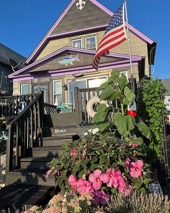 2nd image of 2347 Niagara St
