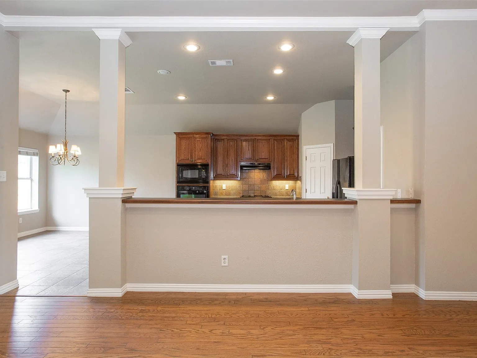 3 bed, 2.0 bath, 2034 sqft, $2,400 — Photo 4