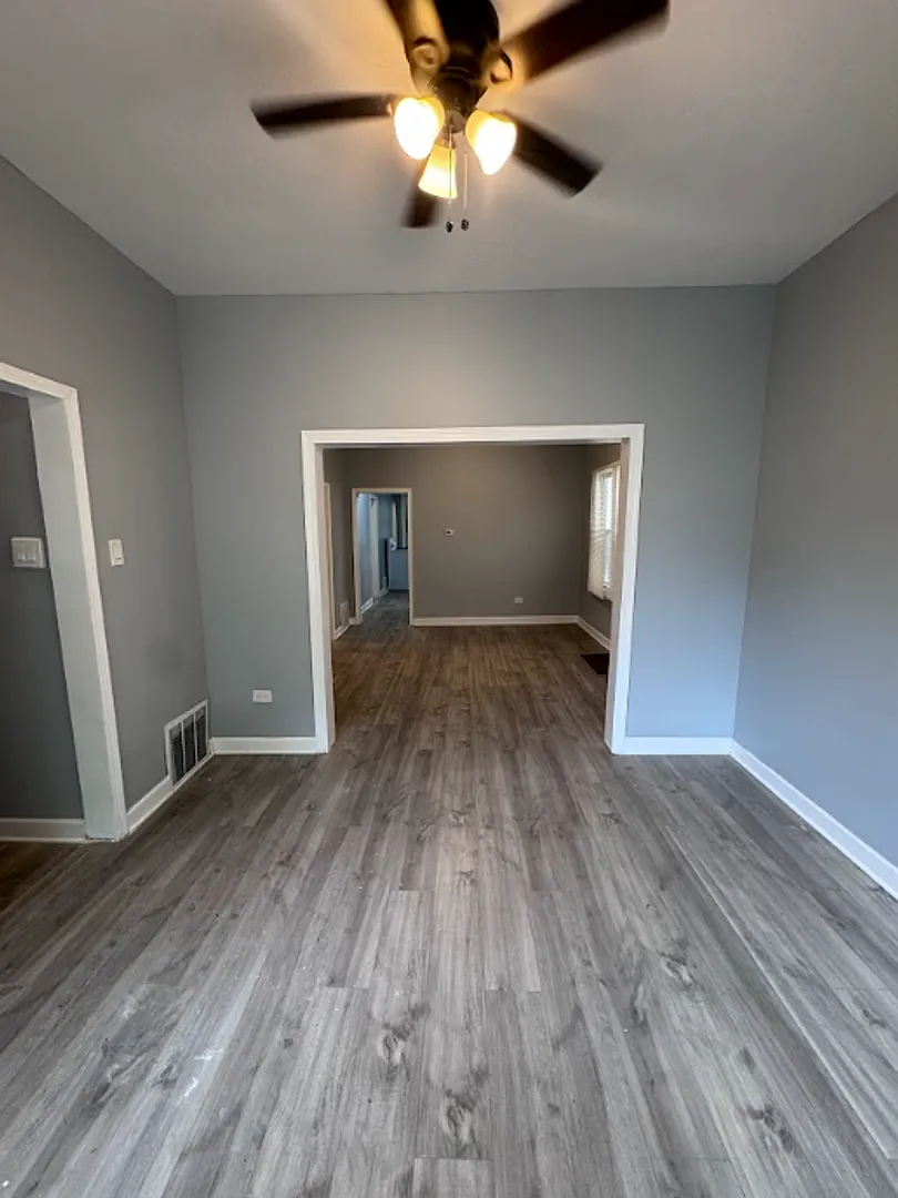 Single Family House Available Now 6 Bedroom 2 Bathroom Located In West Pullman — Photo 2