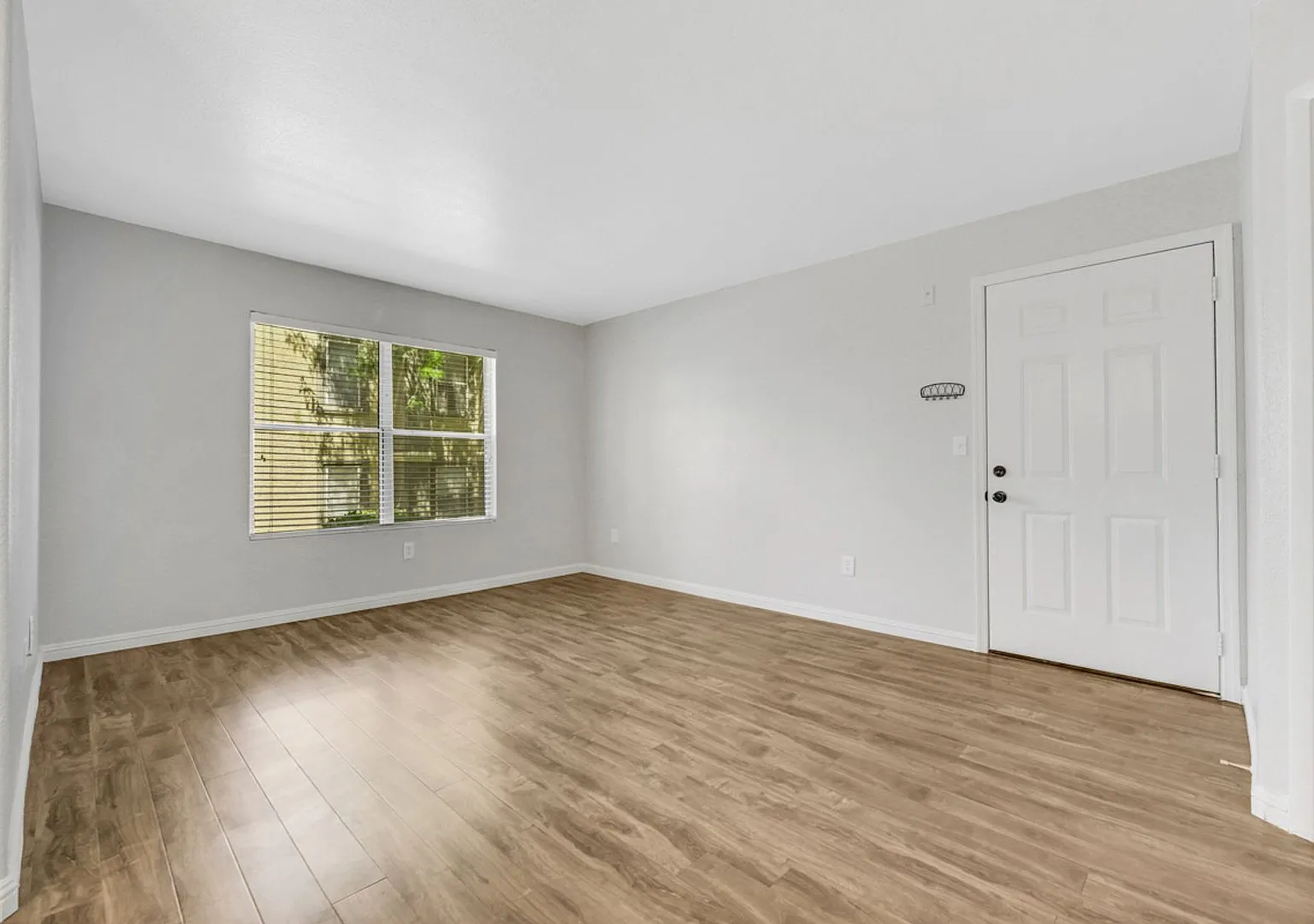 Desirable 2 bedroom condo in Silverado Ranch — Photo 2