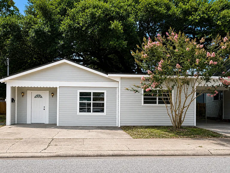 526 1/2 Evangeline Dr — Photo 1